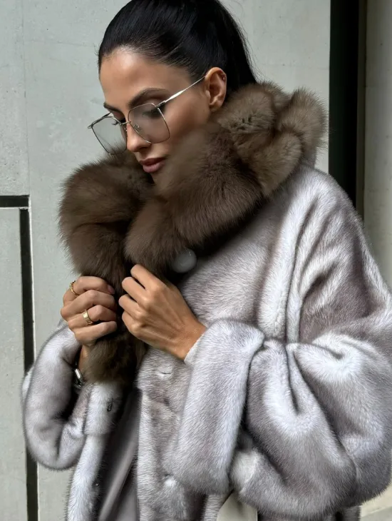 Шуба норковая с капюшоном из меха куницы - колотый лед - фото 6